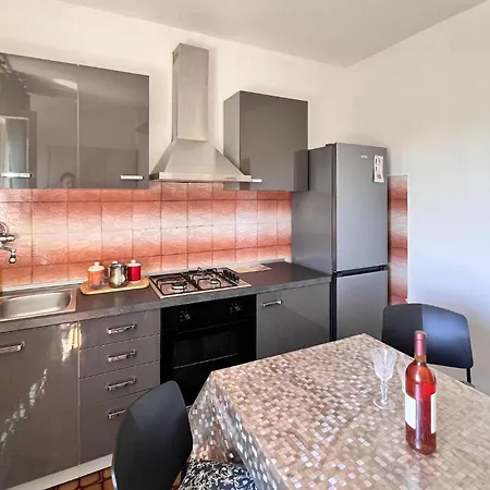 2 Bedroom Gorgeous Apartment In Pula *