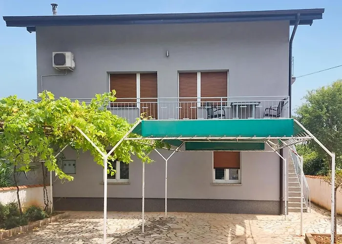 Apartment In With Wifi Pula